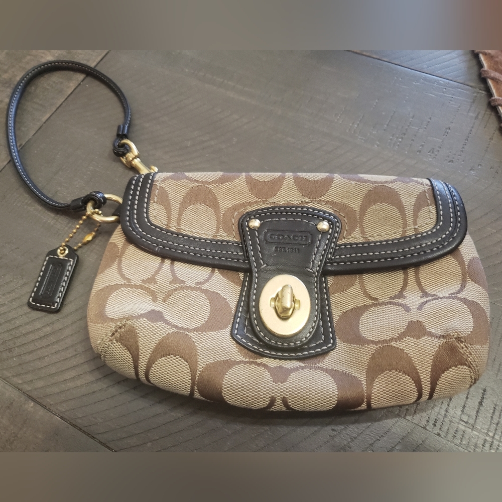 Vintage Authentic Coach Signature Wristlet!